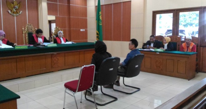 Pasutri Ardi dan Rita, korban kasus penipuan paket proyek saat menjadi saksi dalam persidangan di Pengadilan Negeri Jambi, kemarin (27/2).   