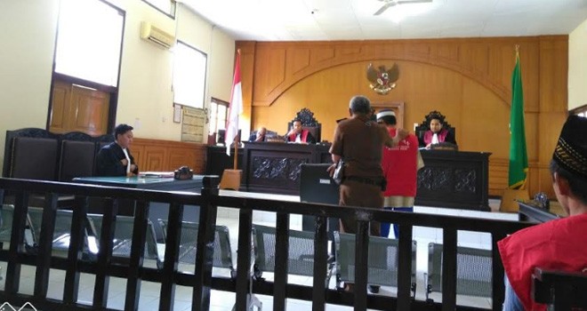 Sidang perdana kasus pembunuhan sadis dengan terdakwa Terusman alias Mansur di Pengadilan Negeri Muara Bulian, kemarin (27/2).