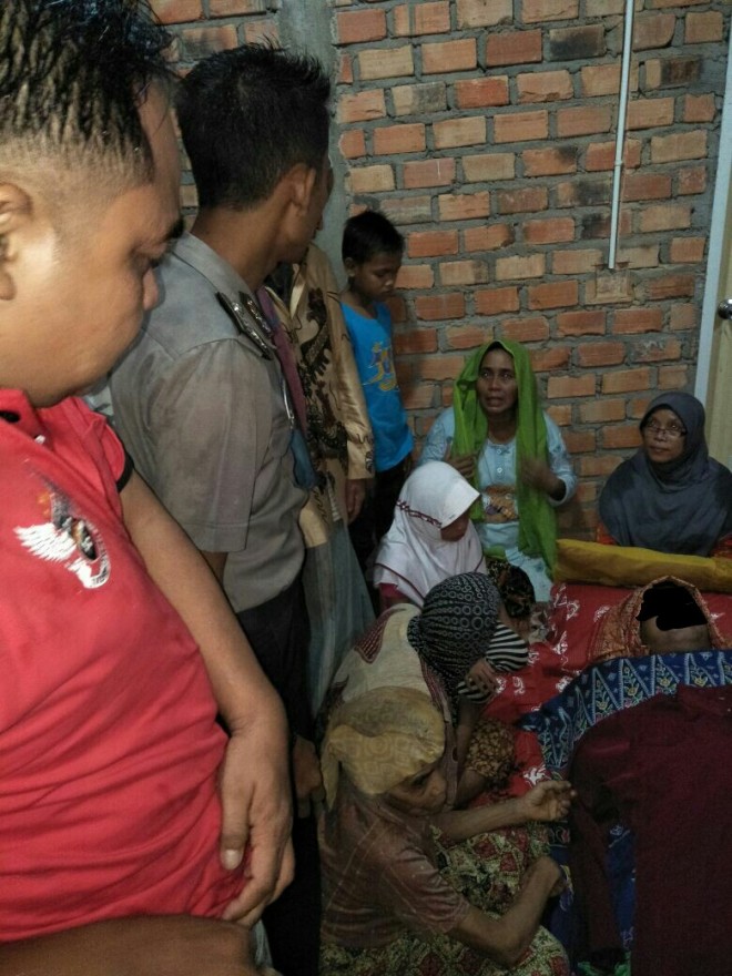 Korban Sukarmi saat dibawa ke rumah duka.