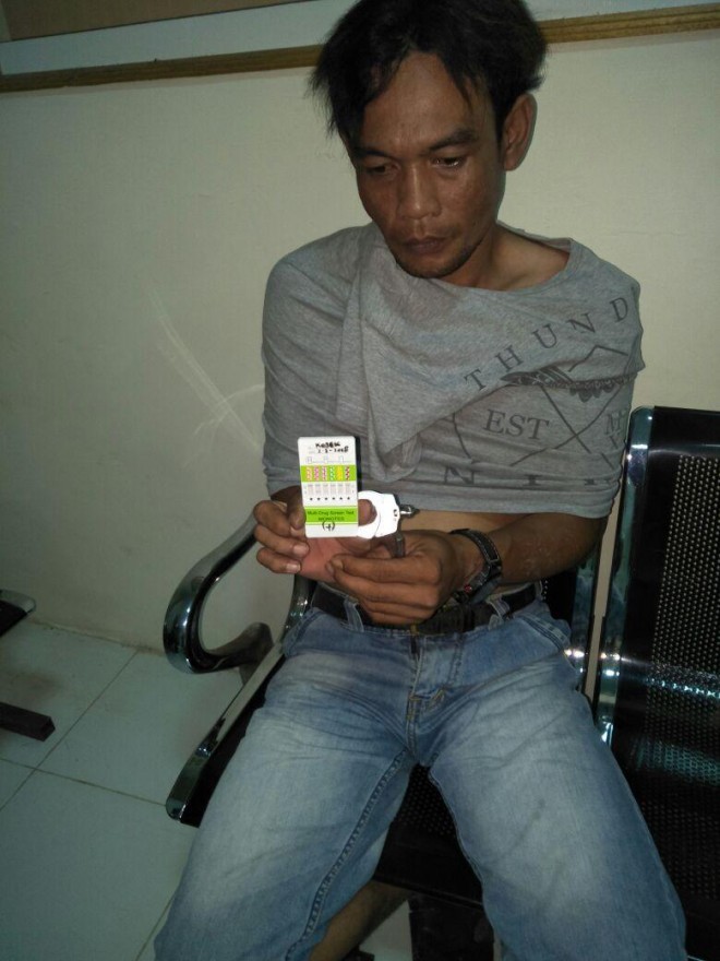  SM alias Kojek (37) saat diamankan anggota Satresnarkoba Polres Tanjab Barat.
