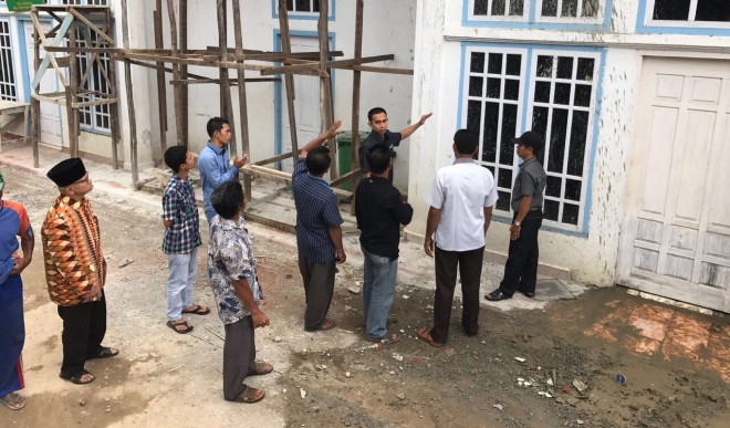 Dipo Ilham Djalil bersama tokoh masyarakat melihat permbangunan masjid Desa Tanjung Rawang.   