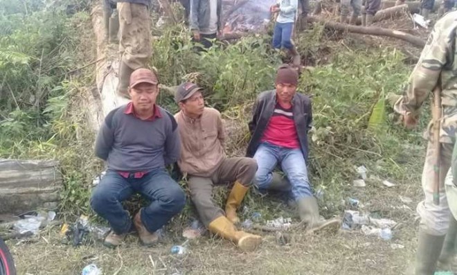 Azhari (kiri) dan rekannya saat diamankan di lokasi TNKS di Desa Renah Alai, beberapa waktu lalu.