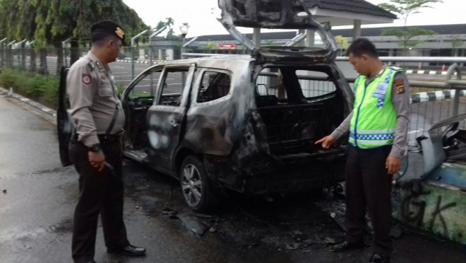 Satu Unit Mobil Terbakar di Kawasan Bandara Jambi.