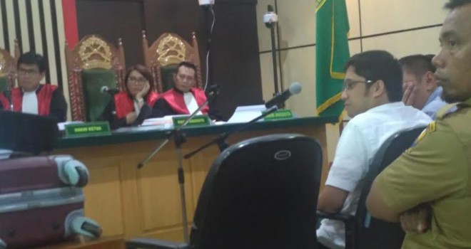 Asrul (Baju Putih) Saat Ditanyai JPU KPK.