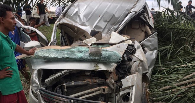 Kondisi mobil Ertiga BM 1770 NW yang digelapkan Fadli, mengalami rusak parah usai kecelakaan di Pemayung, Selasa (6/3).