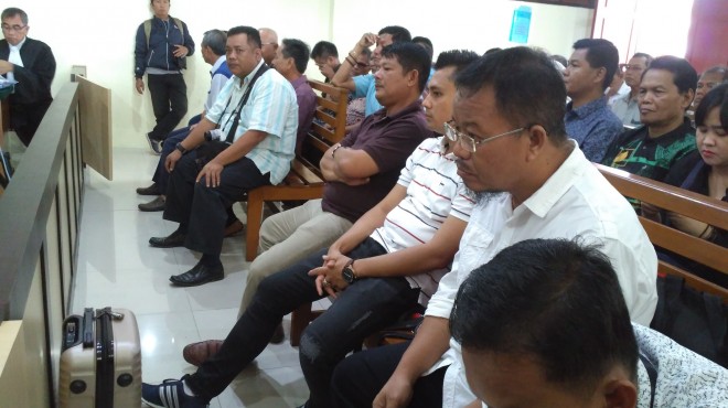 Supriono saat Memasuki Ruang Persidangan Kasus Uang Ketok Palu.