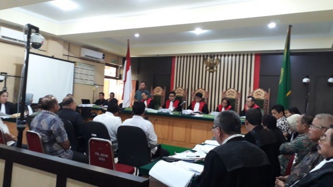 Wahyudi (kanan) memberikan keterangan.