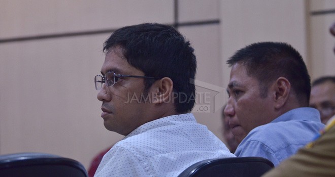 Asrul saat memberi kesaksian di persidangan kasus OTT di PN Tipikor Jambi kemarin (5/3). (inzet) Asiang, kontraktor besar Jambi juga dipanggil di persidangan   