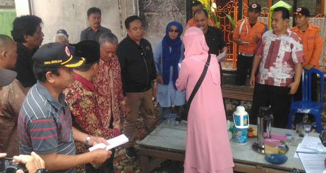 Terlihat pedagang lapak saat menerima bantuan.