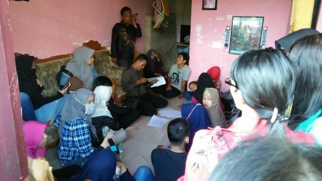 Masa saat mendatangi rumah pendiri arisan online.