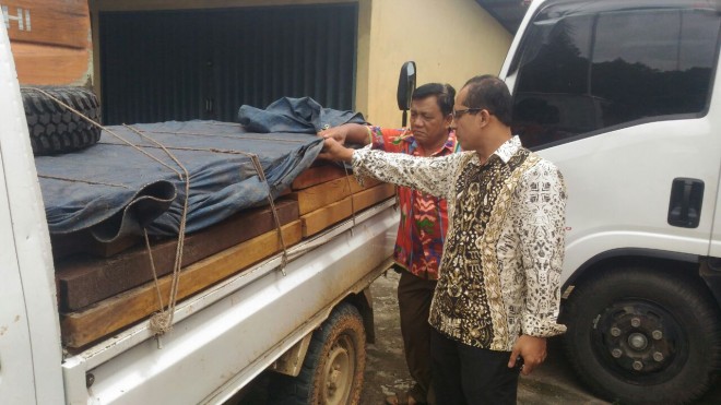 Kasi Linhut Dinas Kehutanan Provinsi Jambi, Iman ketika menunjukan barang bukti.