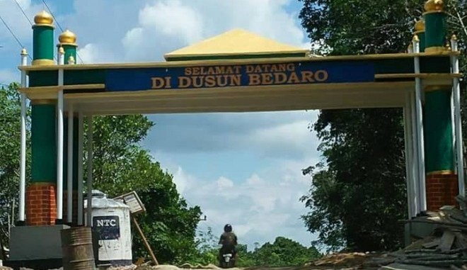 Gerbang masuk ke Dusun Bedaro, Kecamatan Muko-muko Bathin VII, Kabupaten Bungo.    