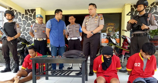 Ketiga pelaku pencurian sepeda motor dan barang bukti saat diamankan di Mapolres Batanghari usai dilakukan penangkapan.