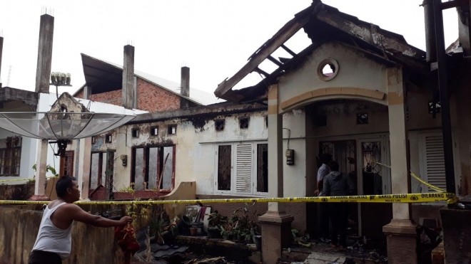 Rumah yang terbakar.