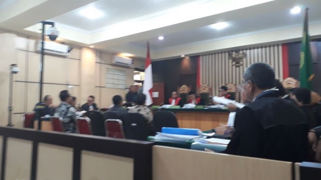 Saat ini, saksi yang dimintai keterangannya, Wakil DPRD, Chumaidi Zaidi dan Ketua Fraksi PDIP, Zainul Arfan. 