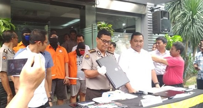 Polisi menciduk tiga mahasiswa yang meretas ribuan situs (Ikhsan Prayogi/ JawaPos.com)