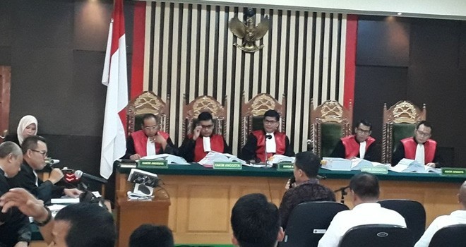 Zola menjawab pertanyaan 