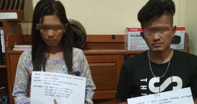 Pasangan suami istri, Ade dan Nia serta barang bukti sabu saat diamankan di Mapolres Batanghari, Kamis (14/3).