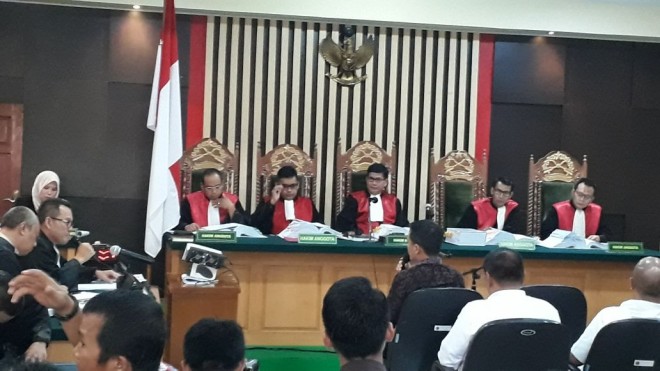 Gubernur Jambi Zumi Zola terus dicecar pertanyaan 
