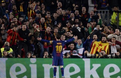 Lionel Messi merayakan gol bersama fans Barcelona. (AFP)