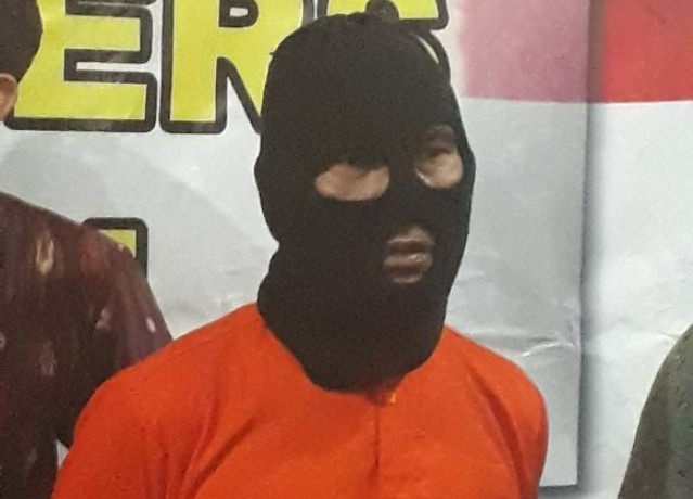 Pelaku saat diamankan di Polda Jambi