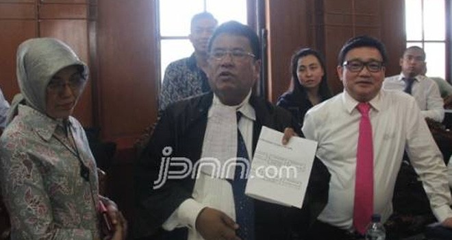 Hotman Paris saat berada di ruang sidang Pengadilan Negeri Surabaya.