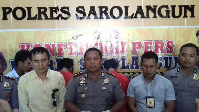 Kapolres Sarolangun, AKBP Dadan Wira Laksana, saat menggelar Konfrensi Pres dengan sejumlah awak media, Rabu (21/3).