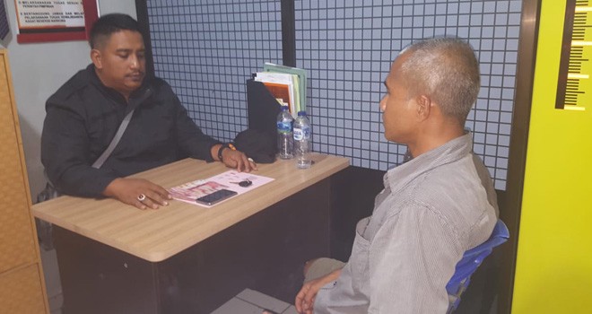 Pengedar sabu berinisial IF alias IS saat menjalani pemeriksaan di Mapolres Kerinci, Kamis (22/3).