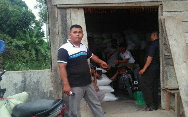 Terlihat pemilik Ricemiling yang menunjukkan lokasi beras yang dibawa kabur pencuri.