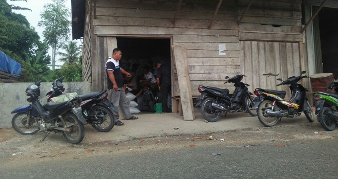 Pemilik Rice Milling menunjukkan lokasi pencurian 1,3 ton beras yang terjadi Rabu (21/3) dini hari.