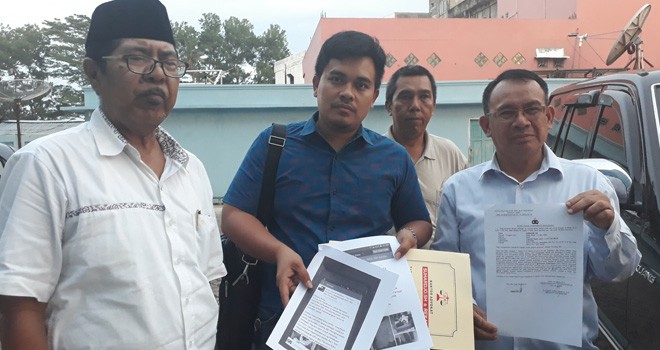 Pelapor Zainudin bersama dengan pengacaranya Jonanta memperlihatkan bukti laporan ke Polda Jambi, Jumat (23/3).