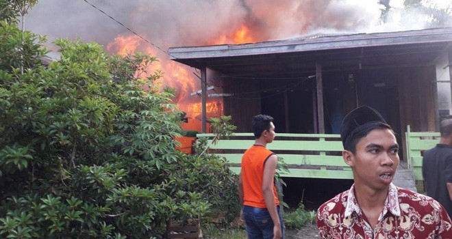 Terlihat Dua Rumah di Parit Tomo dilalap sijago merah.