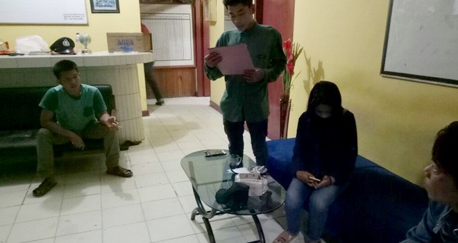 Pelajar dan kekasihnya yang kepergok di kamar hotel saat diamankan di Mapolres Tebo, Minggu (25/3) dini hari.