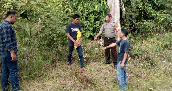 Korban perampokan saat dilakukan olah TKP di Simpang Karmeo, Kecamatan Bathin XXIV, Kabupaten Batanghari.