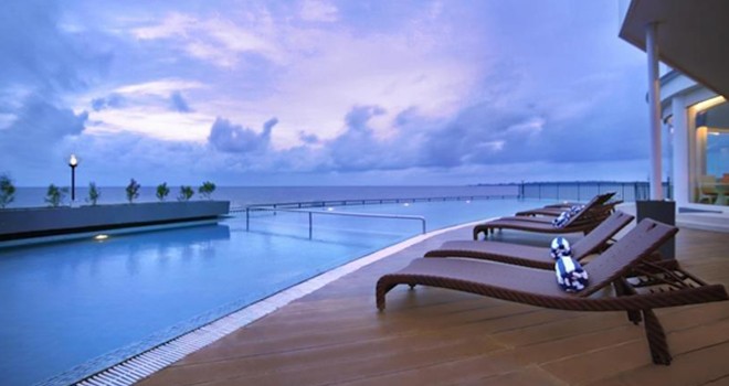 Outdoor pool BW Suite Hotel Belitung (Sumber: hotelscombined.com)