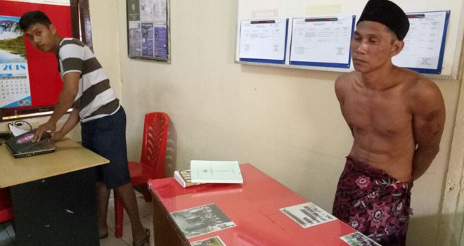 Tersangka Zulkarnain saat diamankan di Polsek Maro Sebo Ulu.