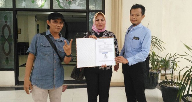 Tim Advokasi beserta tim Cyber pemenangan Fasha â€“ Maulana, saat melaporkan akun jejaringan sosial Facebook Barisan Muda Sani-Izi, ke Polda Jambi.