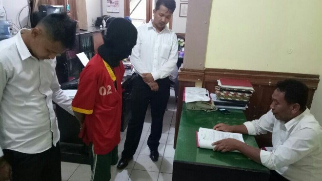 Pelaku saat diamankan di Mapolres Batanghari Senin (26/03).