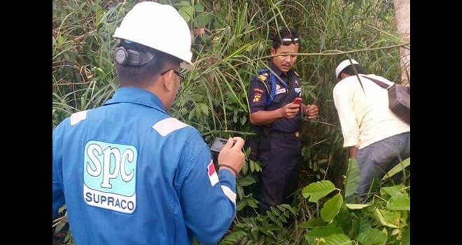 Warga Parit Cino bersama dengan pihak PetroChina saat melihat jalur pipa minyak yang sudah digali para pencuri, Selasa (27/3).