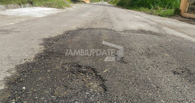 Terlihat jalan yang baru ditambal Dua hari, aspalnya sudah mengelupas.