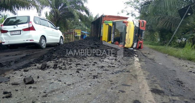 Salah satu truk batu bara yang terguling di kawasan Polres Batanghari, Kamis (27/3).