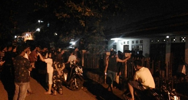 Massa Geruduk Pemilik Akun Facebook yang Menghina Islam di Simpang IV Sipin.