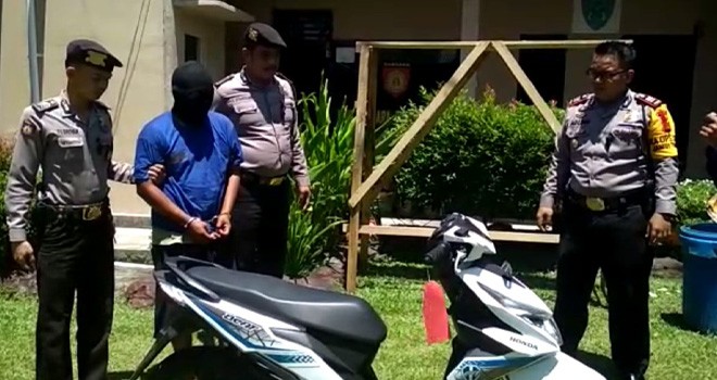Tersangka Wawan bersama dengan barang bukti saat diamankan di Mapolsek Jambi Timur, Rabu (28/3).