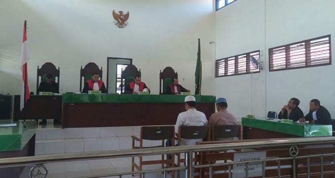 Dua terdakwa penyelundupan 74 ribu baby lobster saat mendengarkan sidang vonis di Pengadilan Negeri Muarasabak, Rabu (28/3).