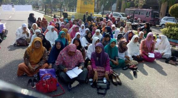 Honorer K2 Pekanbaru saat gelar doa dan zikir untuk mendorong Revisi UU ASN di Pekanbaru, Riau. Foto: istimewa for JPNN
