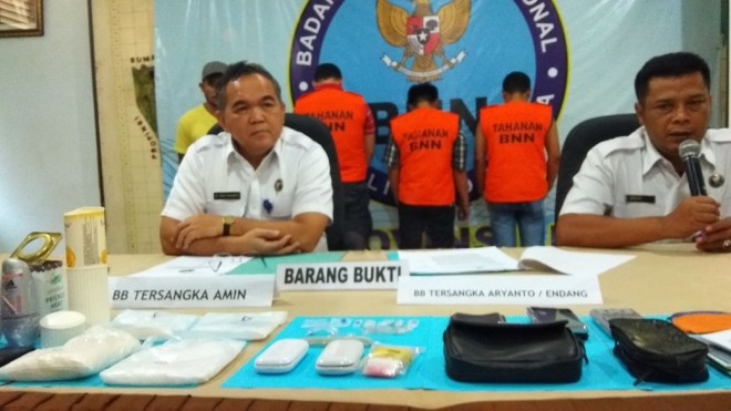 Kepala BNNP Jambi, Brigjen Pol M Toha Suharto saat melakukan pres release di kantornya, Kamis (29/3) lalu.