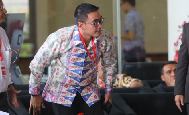 Gubernur Jambi, Zumi Zola