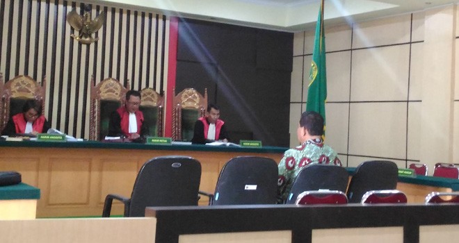 Mantan Kadis Peternakan Provinsi Jambi, Akhdiyat saat mendengarkan sidang vonis di Pengadilan Tipikor Jambi, Senin (2/4).