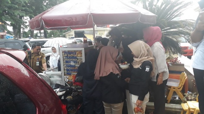 Bakso dagangan Pak Tarsyd Idrus