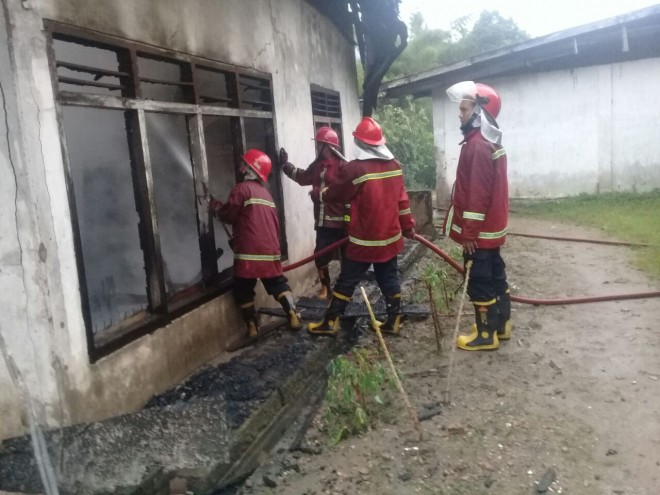 Eks gudang beras dilalap si jago merah.